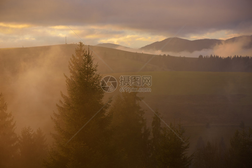 晨景山间阳光明媚彩色薄雾自然之美图片