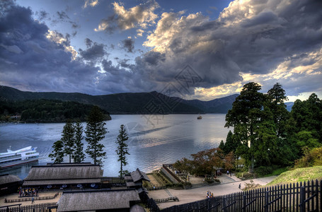 晚上在箱根芦湖日本寺庙浪漫场景图片