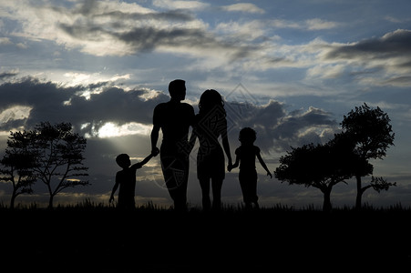 日落时妈爸和两个孩子在图片