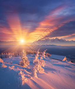 山上霜的早晨日出多彩冬天风景图片