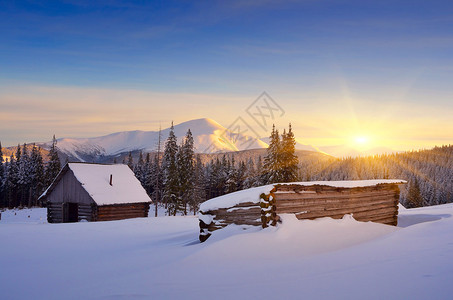 冬季风景与棚屋山上日出喀尔巴阡山脉图片