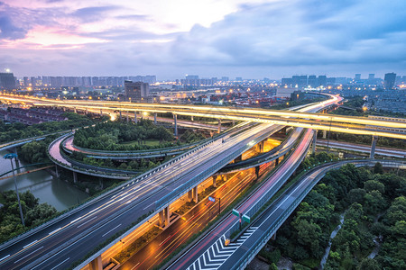 黄昏的杭州路口背景图片