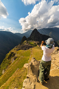 游客用智能手机拍摄马丘比的最后一缕阳光风景秀丽的天空与云彩和太阳光线使用技术分享旅图片