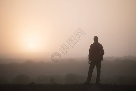 人认为看着初升的太阳有雾的早晨风景图片