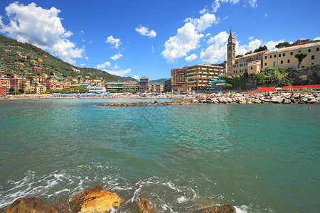 地中海和岸线与意大利Recco热门旅游度假胜地的山间旅馆和房图片