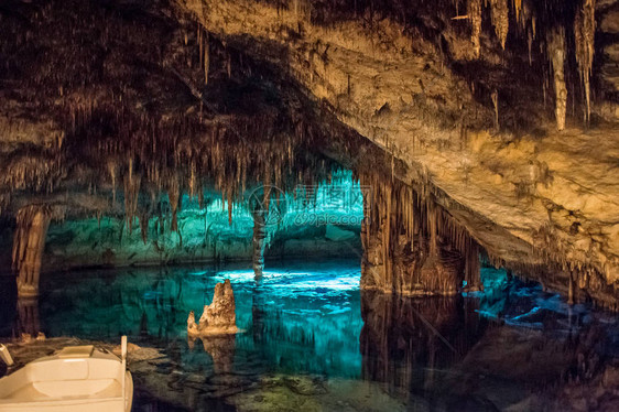 波尔图克里斯托马略卡岛的著名洞穴CuevasdelDrach龙洞图片