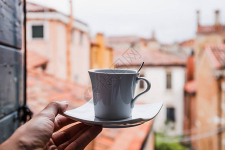 茶意意大利威尼斯妇女喝咖啡的作物风景意背景
