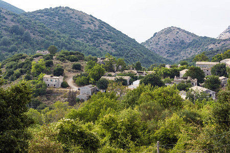 在希腊科孚岛Pantokrator山的旧Perithia图片