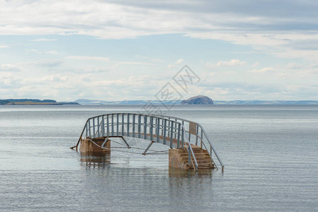 贝尔无处桥建造维多利亚海滩改良计划和横渡Belhaven湾和苏格兰邓巴北海的Belhaven湾背景