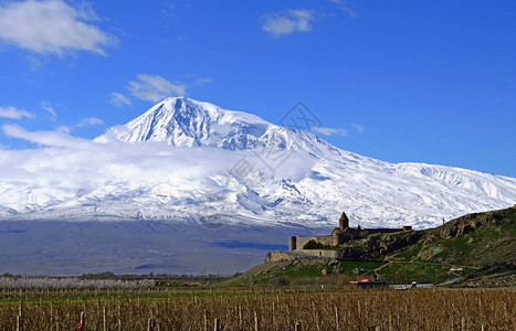 三月亚拉腊山背景下的亚美尼亚修道院背景图片
