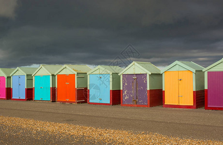 英国东苏塞克斯州布赖顿和霍夫海滨列车道上多彩的海滩小屋图片