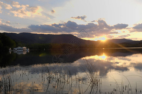 Banyoles湖的日落图片