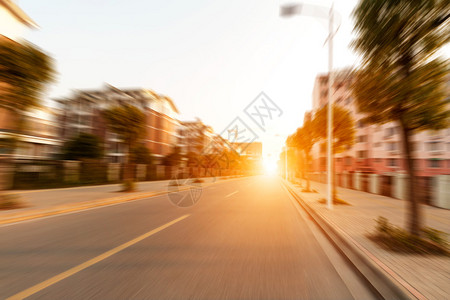 夕阳下的城市道路图片