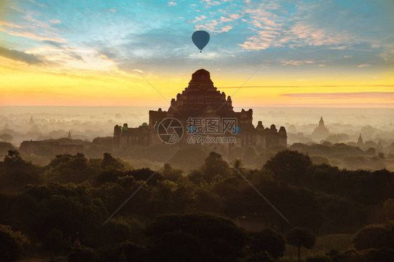 缅甸蒲甘宝塔日出时的美丽风景图片