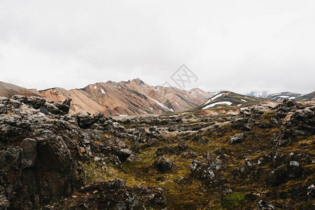 冰岛的岩石和山脉的美丽风景图片