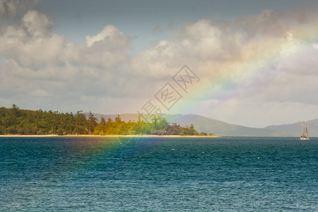 看着热带白日梦岛的彩虹该岛屿是惠特孙图片