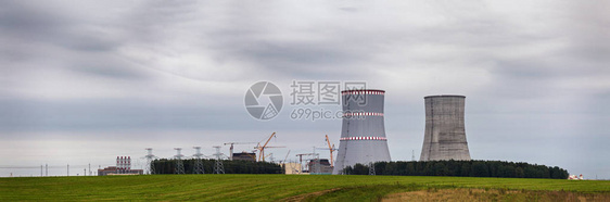 白俄罗斯核电站建设全景在阴天的核电站与大烟囱原子能图片