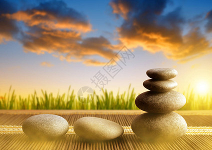 日落时堆积着Zen石块的石头Sp图片