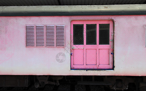 老火车的门窗粉红色图片