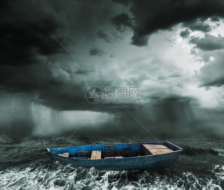 风雨如磐的海洋中的旧船