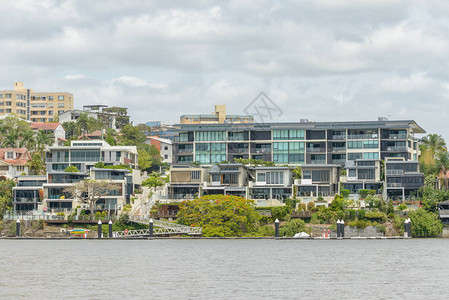 Brisbane河上的现代住图片