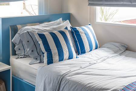 现代儿童卧室蓝床和蓝枕头图片