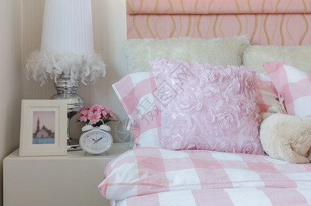 粉红色卧室床上有粉色枕头家里图片