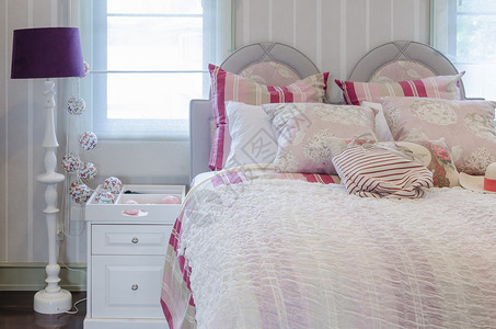 豪华粉色配卧室家里有白桌和灯图片