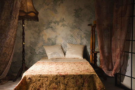 复古风格的精致卧室内饰图片