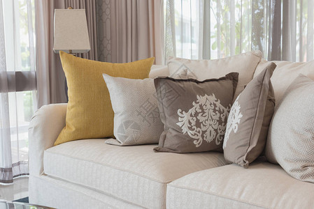 室内设计概念带有一套枕头的客厅古典图片