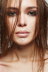 漂亮的女人有湿头发和化妆品模特儿的脸图片