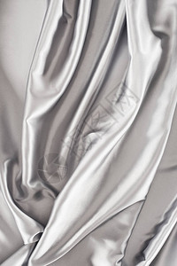 皱巴的银缎织物背景图片