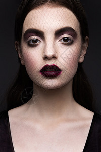 黑化妆的时装模特女郎深唇膏图片