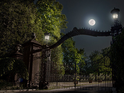 夜间的月亮和铁门图片