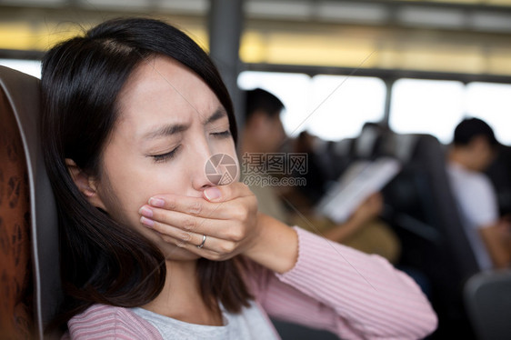 亚洲年轻女子晕船图片