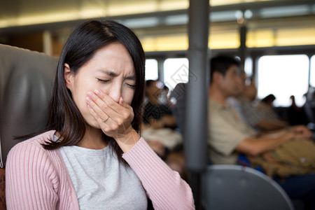 亚洲年轻女子在船上晕船图片