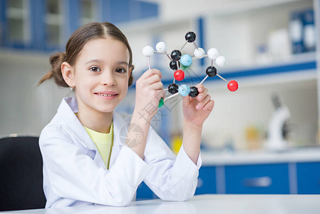 实验室大衣女科学家持有分子模型图片
