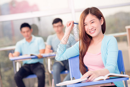 可爱的越南女大学生笑着看摄影图片