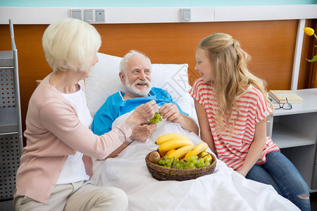 祖母和孙女带着水果去医院探望病人医院病床概图片