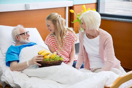 祖母和孙女带着水果去医院探望病人医院病床概图片