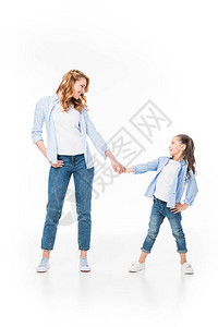 母亲和小女儿用白手孤图片
