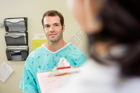 男病人在医院看医生时微图片