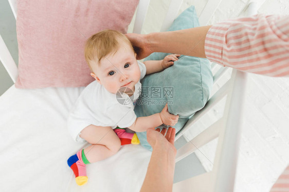 母亲触摸婴儿女婴时坐在婴儿图片