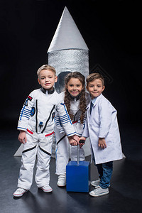 三个笑的小孩玩宇航员和图片
