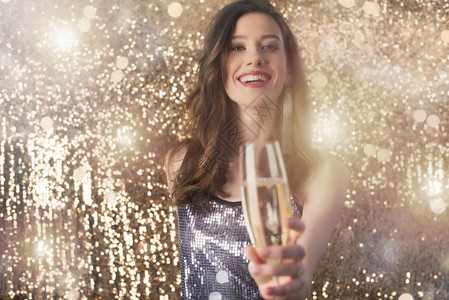 快乐的女孩喝起泡酒庆祝新年图片