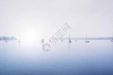 在湖区Windermere湖的雾图片