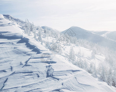 戈尔加尼山脉宁静的雪山景观图片