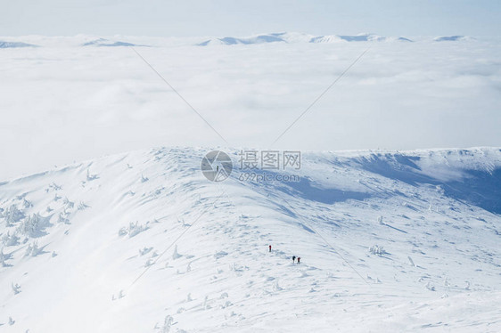 登山队在白雪皑的戈尔加尼山脉鸟瞰图图片