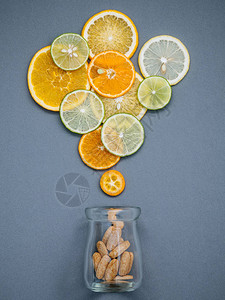 健康食品和医药概念维生素C和各种柑橘水果的瓶装图片