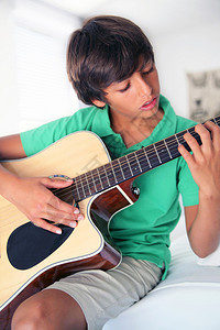 青年男孩弹奏声音吉他重图片
